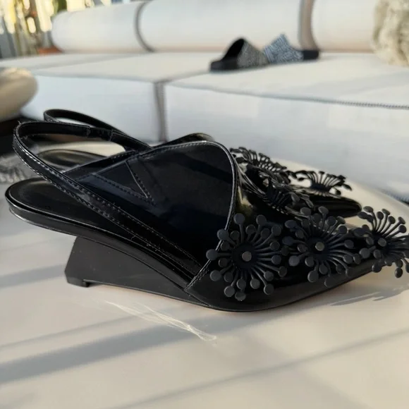 Adorable black patent leather 3D floral heels size 7 - Picture 6 of 8